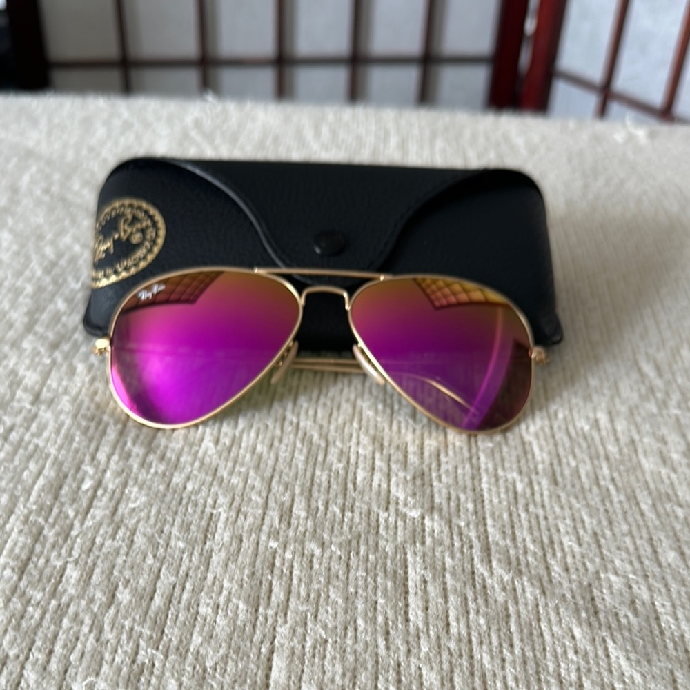 Ray-Ban Gold Aviator Sunglasses Iconic Style